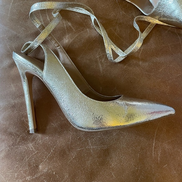 Cool Gold Pumps - Picture 3 of 3